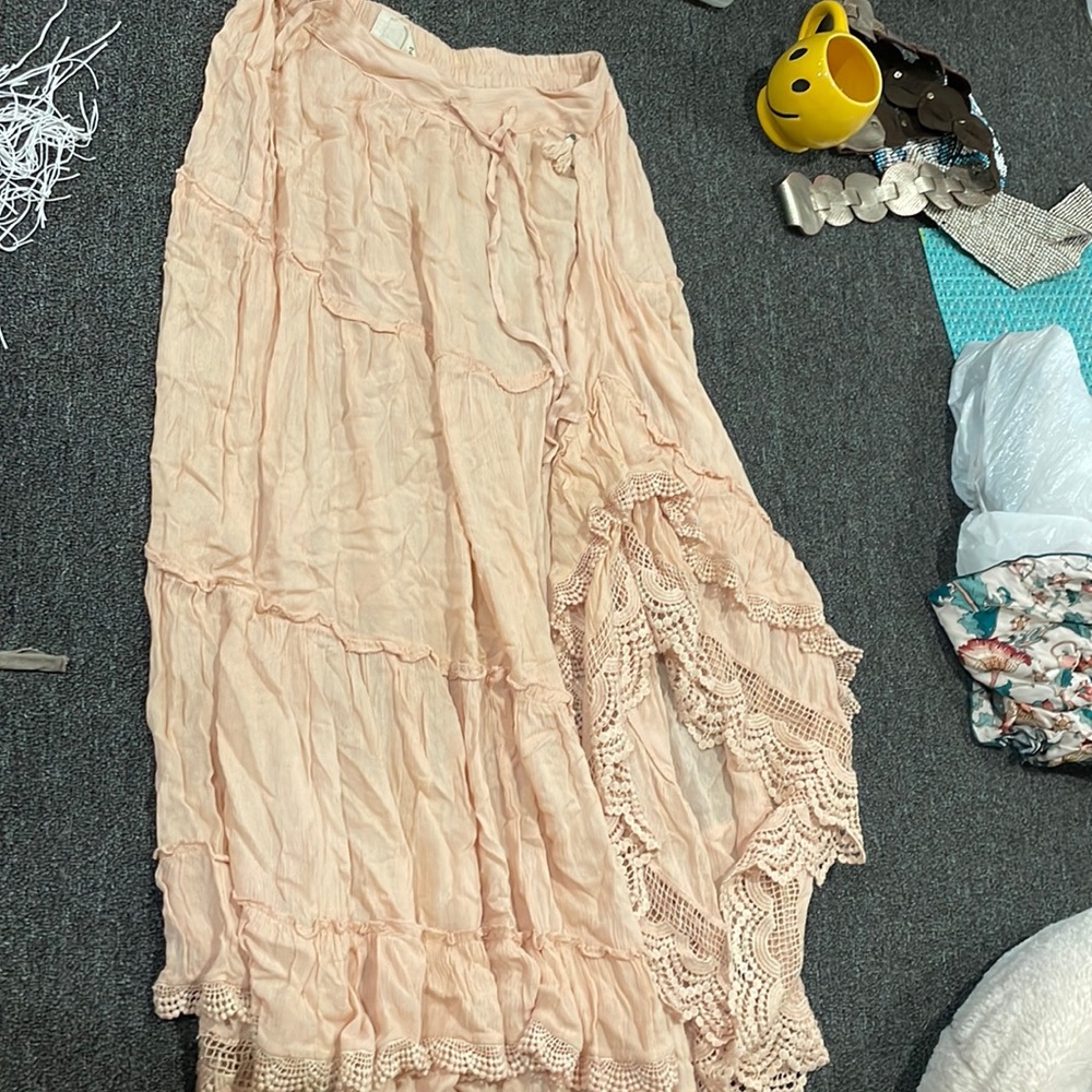Beautiful flowly skirt with ruffle and a cut out trim. Super beautiful M/L